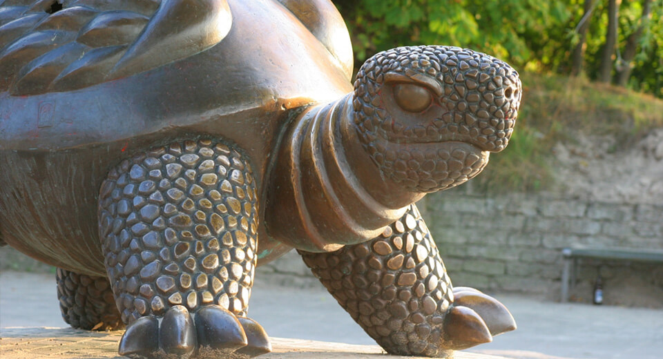 Скульптура черепахи в Юрмале